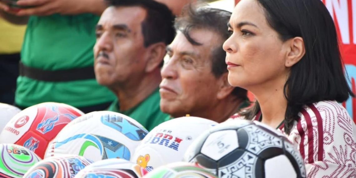 Senadora Beatriz Mojica impulsa promoción de balones artesanales de Chichihualco