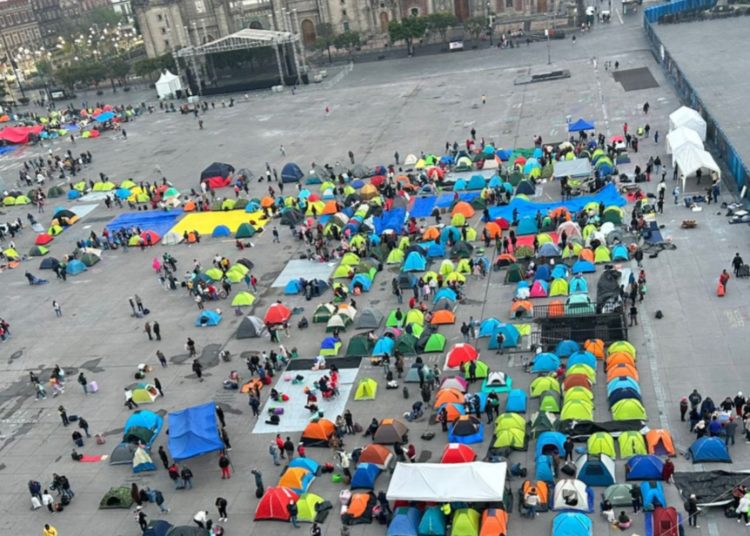 Comienza CNTE a instalar plantón en el Zócalo