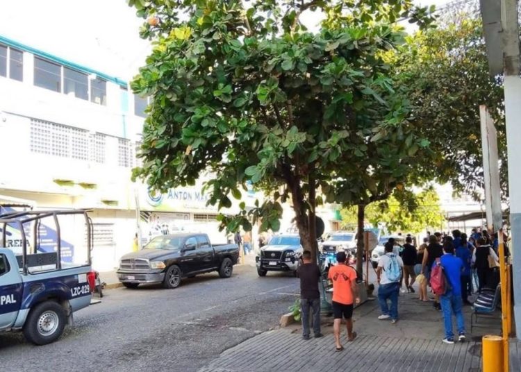 Mata alumno a dos maestras de prepa en Michoacán