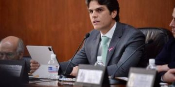 Viaje de diputado del PVEM a Japón con Checo Pérez desata críticas