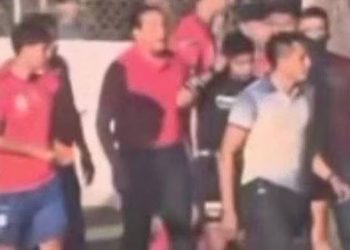 Alcalde de Autlán salta a la cancha para agredir a árbitro durante partido de segunda división