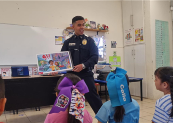 Marco Bonilla reconoce a agente DARE por crear herramienta didáctica