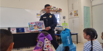 Marco Bonilla reconoce a agente DARE por crear herramienta didáctica