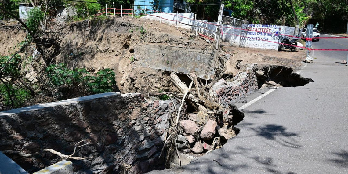Inicia reparación urgente de la carretera Valle de Bravo-Santo Tomás de los Plátanos afectada por lluvia