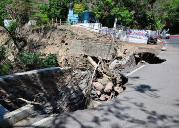 Inicia reparación urgente de la carretera Valle de Bravo-Santo Tomás de los Plátanos afectada por lluvia