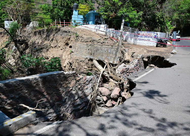 Inicia reparación urgente de la carretera Valle de Bravo-Santo Tomás de los Plátanos afectada por lluvia