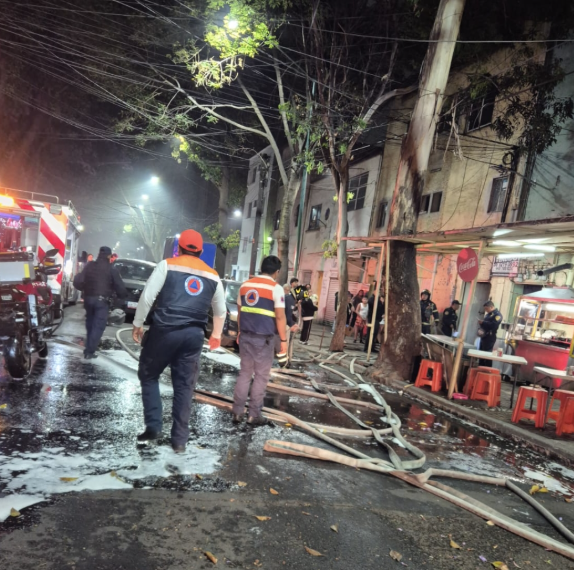 Perros, gatos, tortugas y periquitos son rescatados de incendio por Protección Civil de la Cuauhtémoc