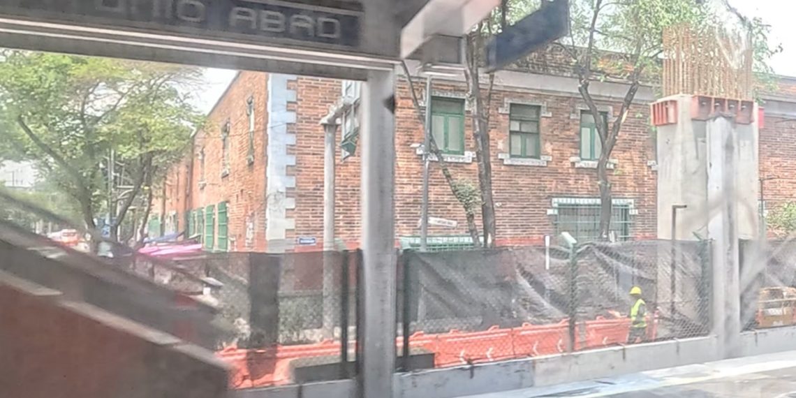 Por calzada flotante, desmantelan la estación San Antonio Abad del Metro