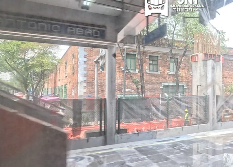 Por calzada flotante, desmantelan la estación San Antonio Abad del Metro