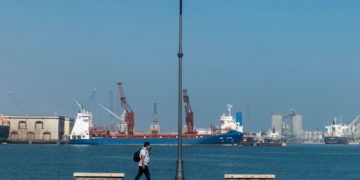 Derrame en el Golfo golpea a Veracruz y frena la actividad portuaria