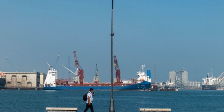 Derrame en el Golfo golpea a Veracruz y frena la actividad portuaria