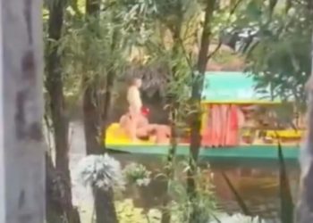 Captan desnudos a turistas extranjeros en trajinera de Xochimilco