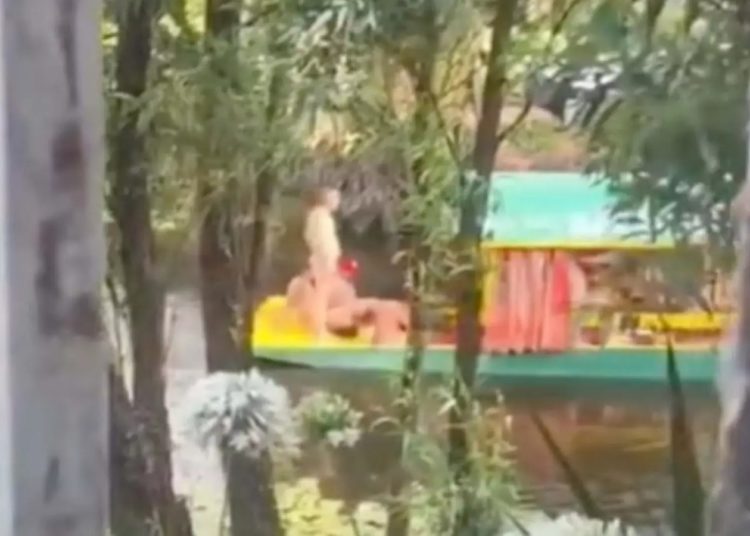 Captan desnudos a turistas extranjeros en trajinera de Xochimilco