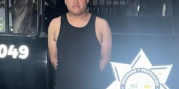 Policía de Monterrey detiene a sujeto por agresión a uniformados