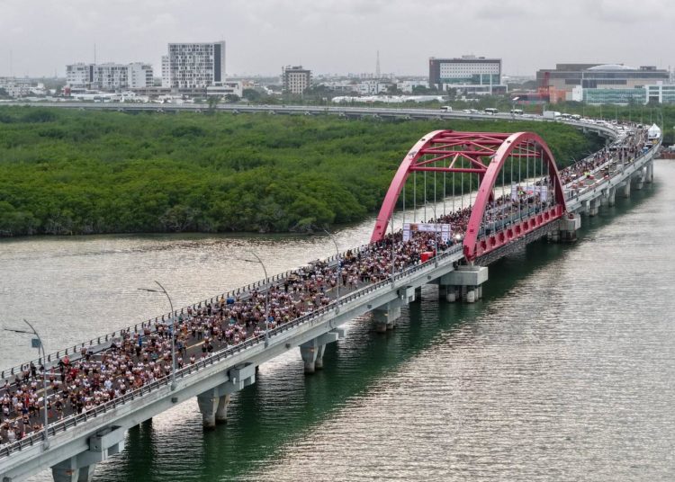 Celebran cancunenses apertura del Puente Vehicular Nichupté con carrera conmemorativa