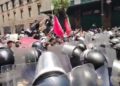 Chocan policías con la CNTE, lanzan piedras y responden con gases