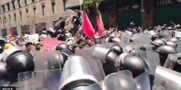 Chocan policías con la CNTE, lanzan piedras y responden con gases