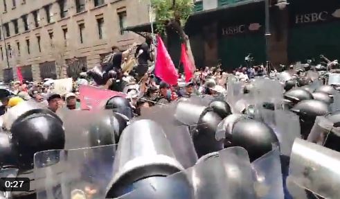 Chocan policías con la CNTE, lanzan piedras y responden con gases