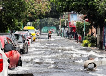 Reportan mega fuga de agua en Iztapalapa