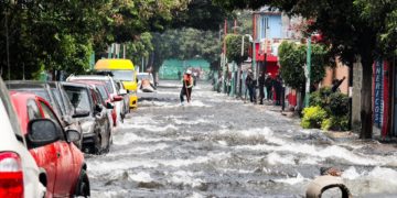Reportan mega fuga de agua en Iztapalapa