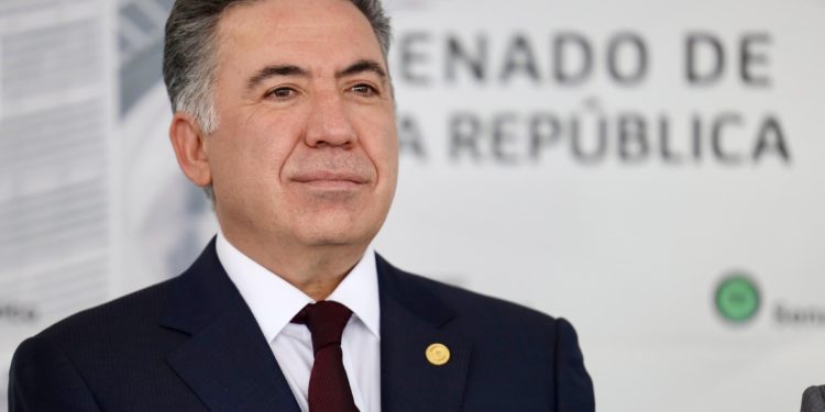 Senador Inzunza comparece ante FGR por acusaciones de Estados Unidos