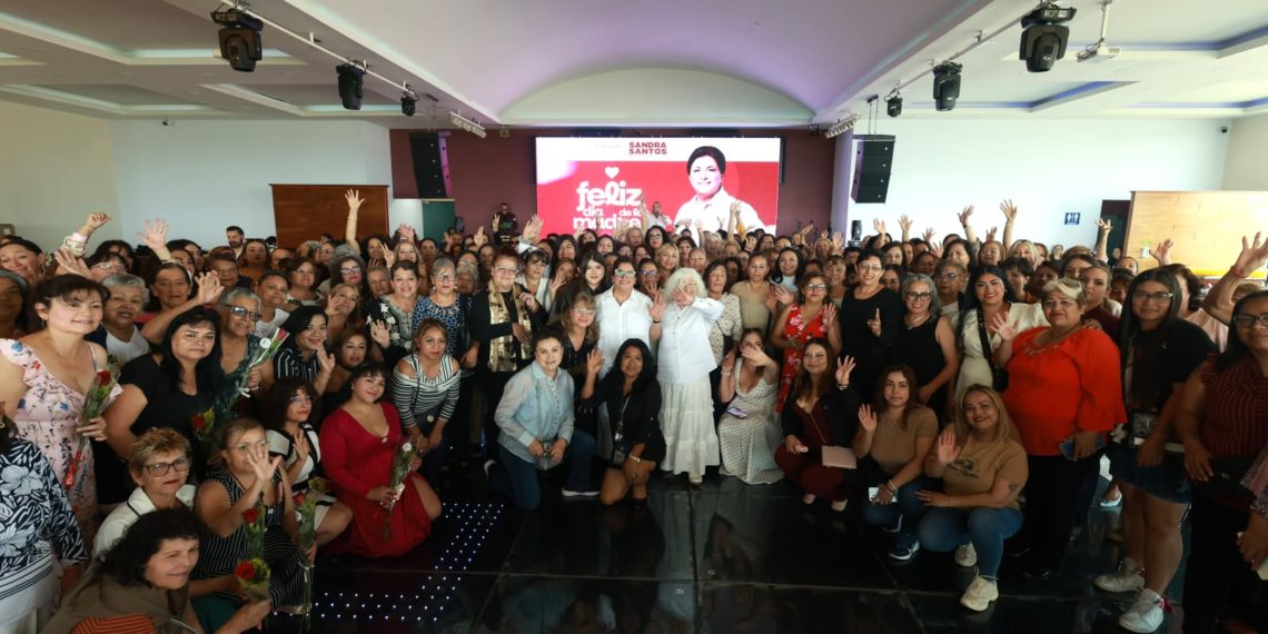 Muestra grupo político Castelán músculo en Coacalco: festejan a más de 400 madres de familia