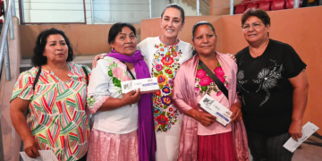 Entrega Claudia Sheinbaum tarjetas de Pensión Mujeres Bienestar a miles de sonorenses