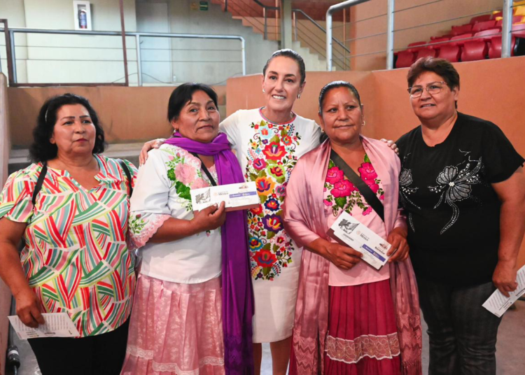 Entrega Claudia Sheinbaum tarjetas de Pensión Mujeres Bienestar a miles de sonorenses
