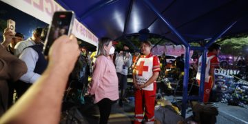 Gobernadora Yeraldine Bonilla sostiene acercamiento con familiares de víctimas de incendio en Los Mochis