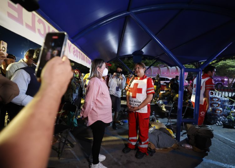 Gobernadora Yeraldine Bonilla sostiene acercamiento con familiares de víctimas de incendio en Los Mochis