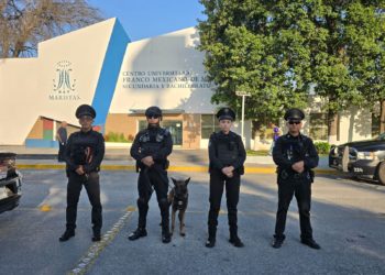 Policía de Monterrey resguarda colegio ante presuntas amenazas