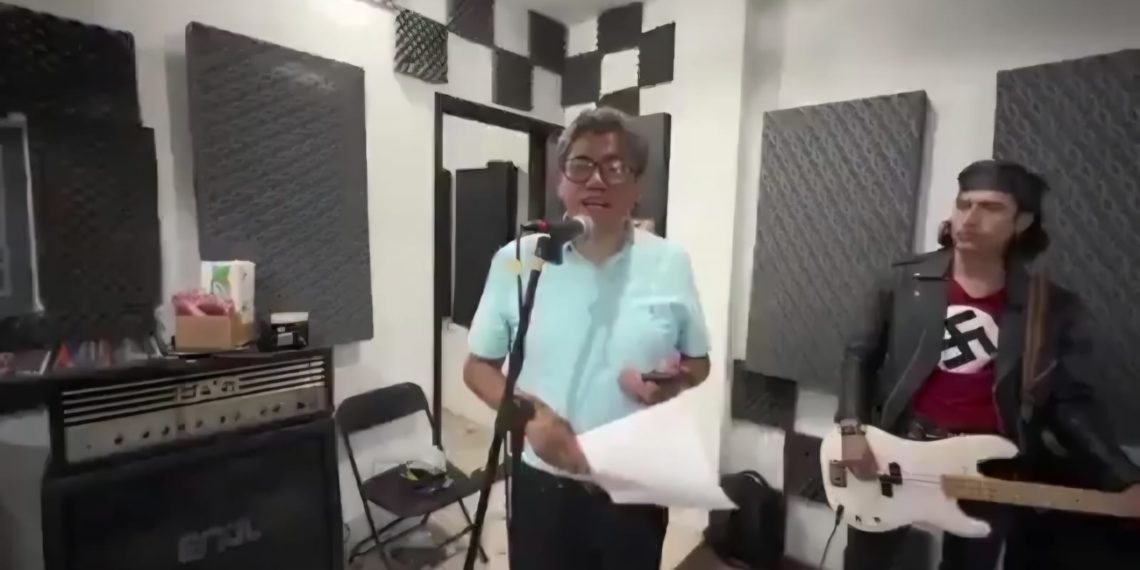 Saúl Monreal canta junto a joven músico que vestía una playera roja con símbolo nazi