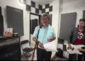 Saúl Monreal canta junto a joven músico que vestía una playera roja con símbolo nazi
