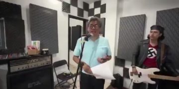Saúl Monreal canta junto a joven músico que vestía una playera roja con símbolo nazi