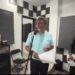Saúl Monreal canta junto a joven músico que vestía una playera roja con símbolo nazi