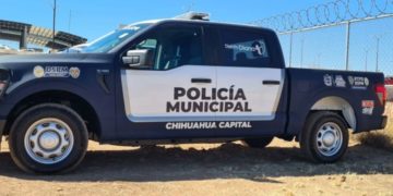 Alcalde de Chihuahua aclara uso de insignias del NYPD en patrullas municipales