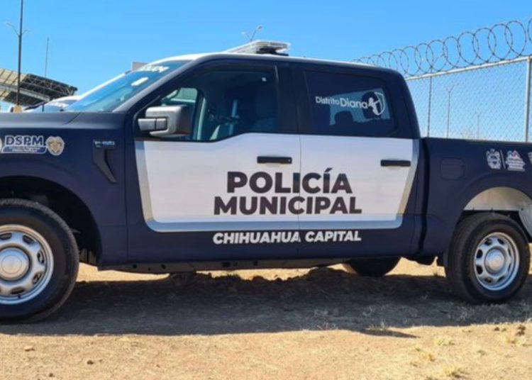 Alcalde de Chihuahua aclara uso de insignias del NYPD en patrullas municipales