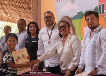 Entrega Abelina López certificados de doble nacionalidad del programa “Soy México”