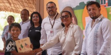 Entrega Abelina López certificados de doble nacionalidad del programa “Soy México”