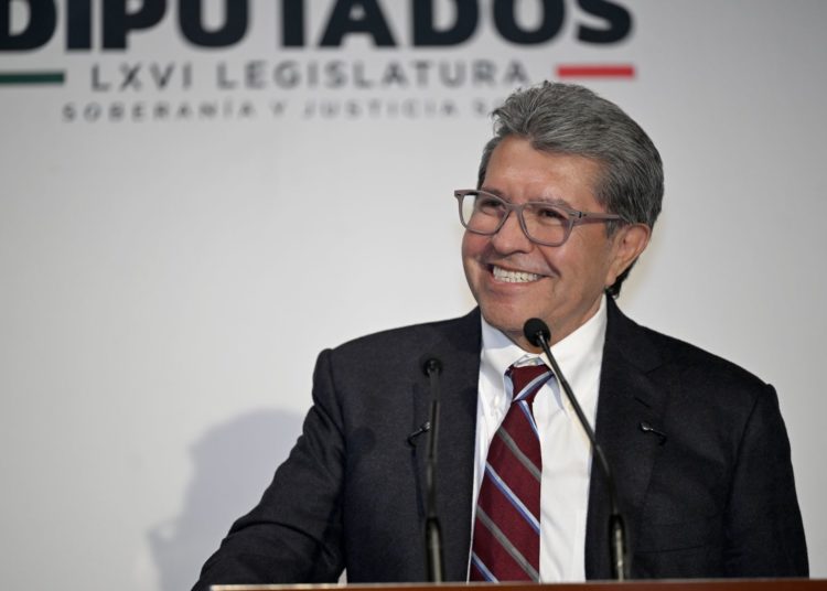 Ricardo Monreal se deslinda  de denuncia contra periodistas