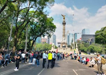 Marchan integrantes de la CNTE del Ángel al Zócalo y anuncia plantón nacional