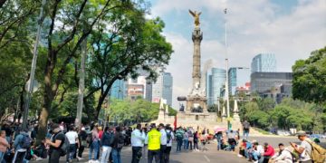 Marchan integrantes de la CNTE del Ángel al Zócalo y anuncia plantón nacional