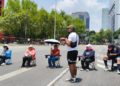Tiran y pintan figuras de futbolistas durante protesta de la CNTE en Paseo de la Reforma