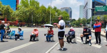 Tiran y pintan figuras de futbolistas durante protesta de la CNTE en Paseo de la Reforma