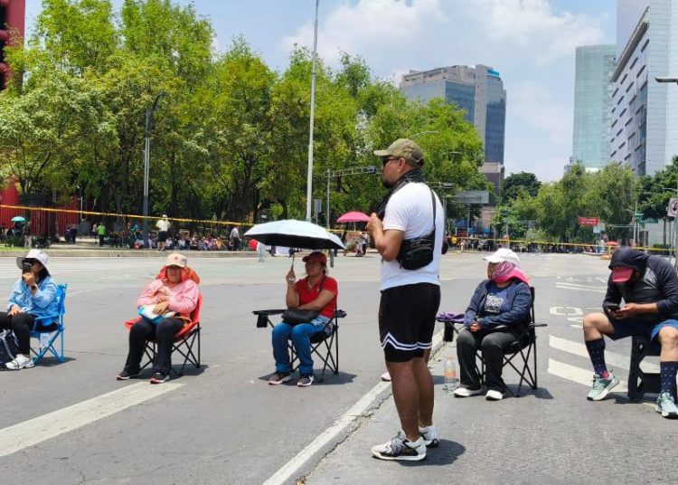 Tiran y pintan figuras de futbolistas durante protesta de la CNTE en Paseo de la Reforma