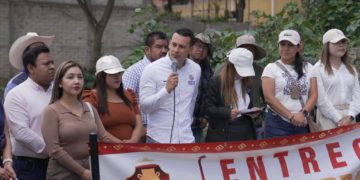Alcalde de Apetatitlán entrega infraestructura escolar y de drenaje