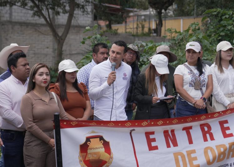 Alcalde de Apetatitlán entrega infraestructura escolar y de drenaje