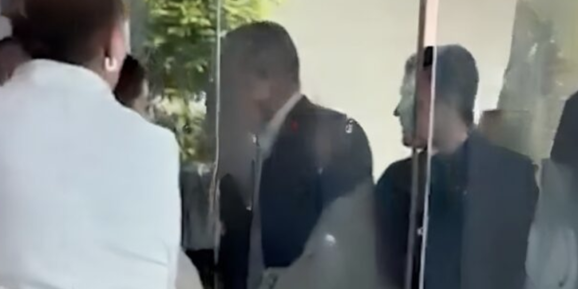 Irrumpe alcalde de Metepec en club deportivo con hombres armados y agrede a usuario