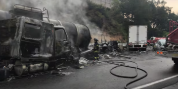 Chocan dos pipas y un tráiler en la Chamapa-Lechería