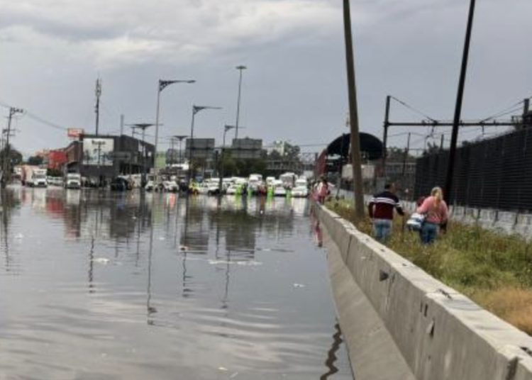 Fuertes lluvias provocan inundaciones en el oriente del Edomex